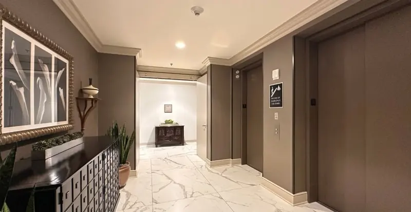 Elevator lobby with large-format porcelain floor